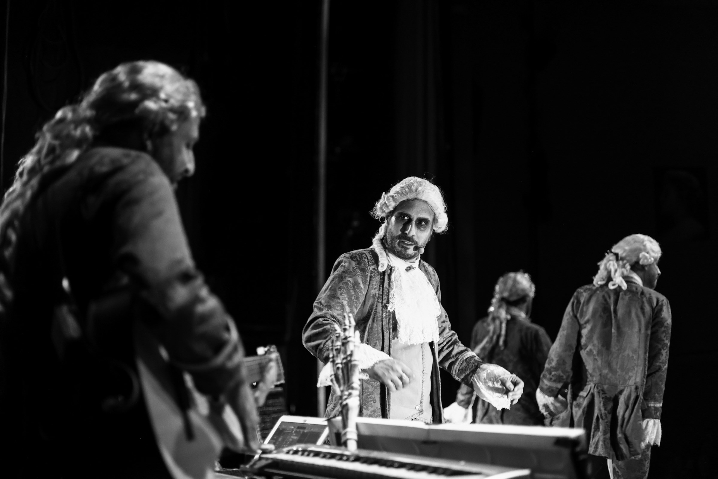 Dani Rodríguez, enfocado en el centro de una escena de La Chirichota.
