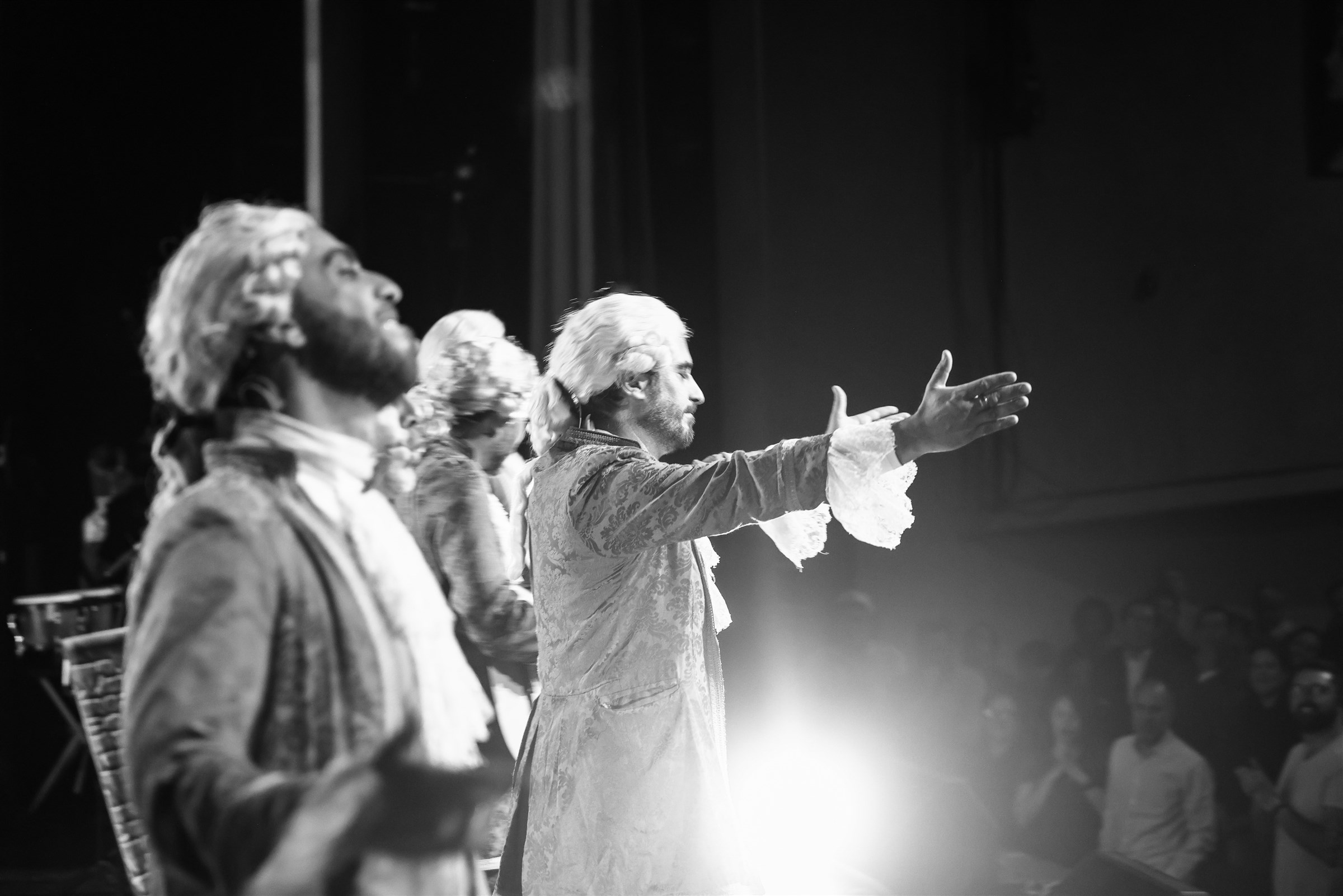 Un gesto teatral de La Chirichota, con los brazos abiertos hacia el público.