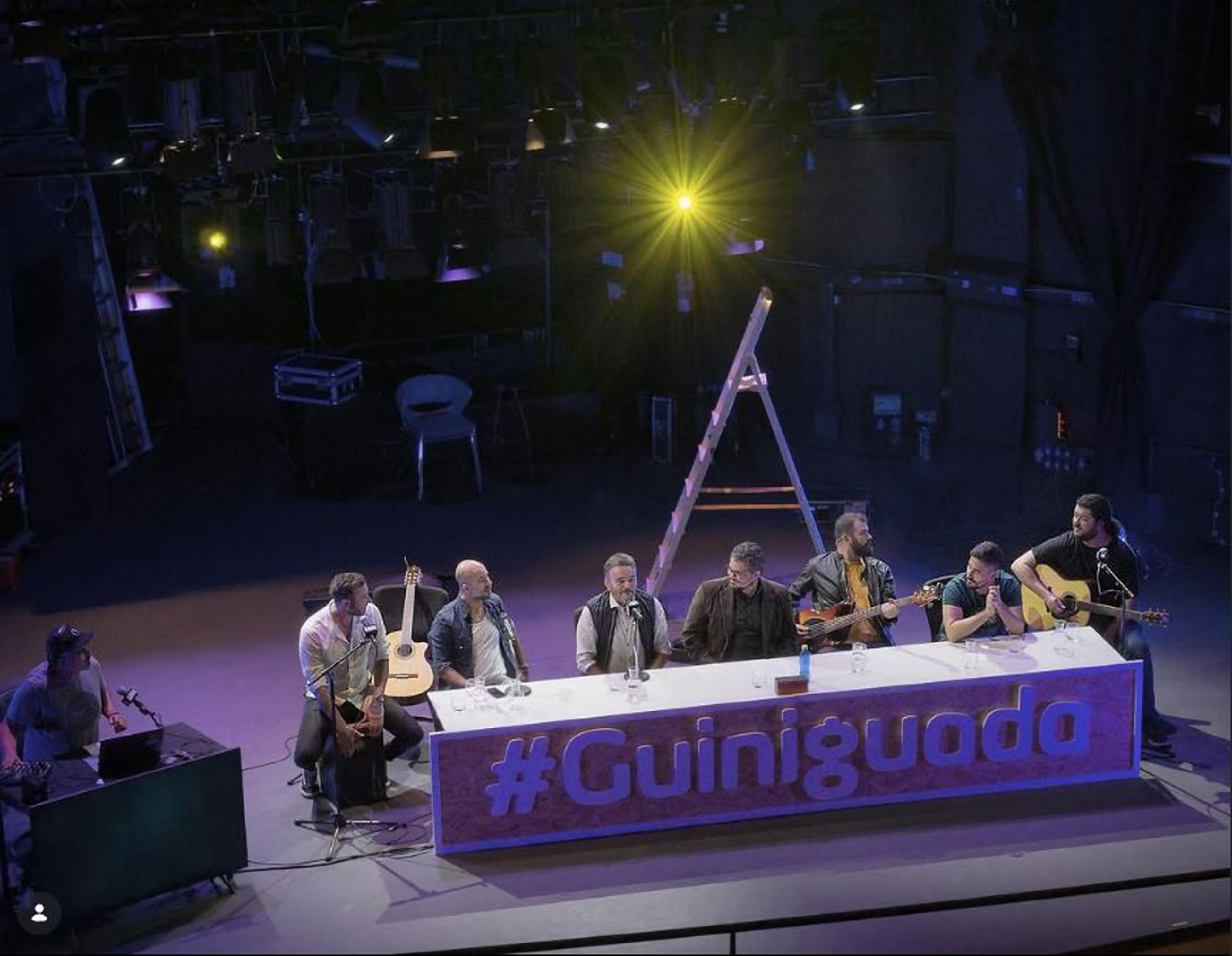 Participantes alrededor de la mesa de #Guiniguada en el Teatro Guiniguada.