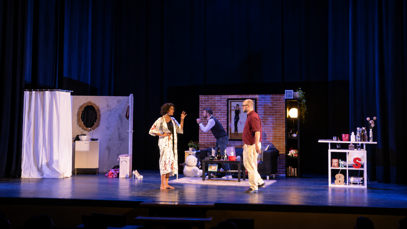 Paranoia en escena, con sus actores y la escenografía completa.